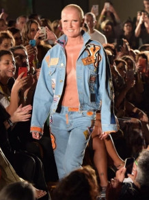 Xuxa desfila pela Yes Brazil