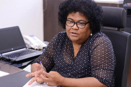 A secretria Ozenira Flix, que faz adequaes ao texto