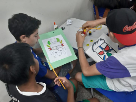 Alunos preparam os trabalhos utilizando diversos materiais, alm da telha