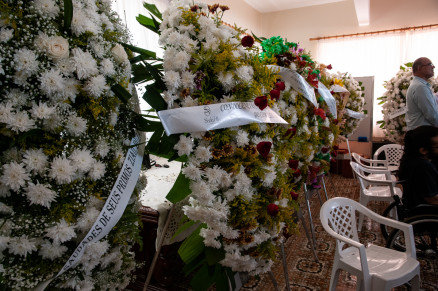 Coroas de flores enviadas ao vel�rio do m�dico Fares Hamed Abouzeid Fares, na Mesquita de Cuiab�