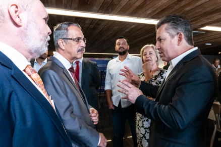 O governador Mauro Mendes conversa com o presidente do Tribunal de Justia Carlos Alberto Alves da Rocha