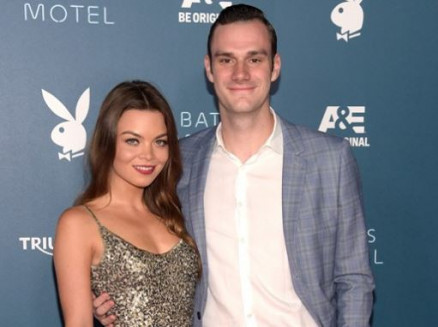 O casal Cooper Hefner e Scarlett Byrne