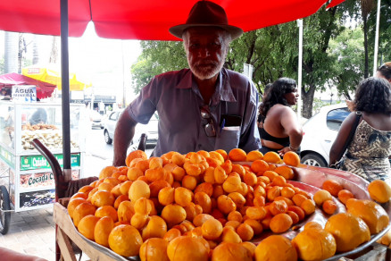 Baiano tem uma barraquinha de frutas e pequi junto com sua esposa, localizada prxima a Riachuelo