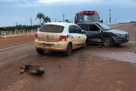 Um dos carros atingiu a lateral do outro veculo