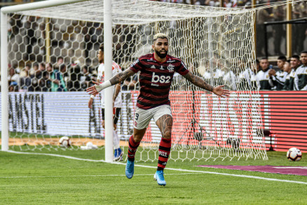Gabigol marcou os dois gols do t�tulo do Flamengo.