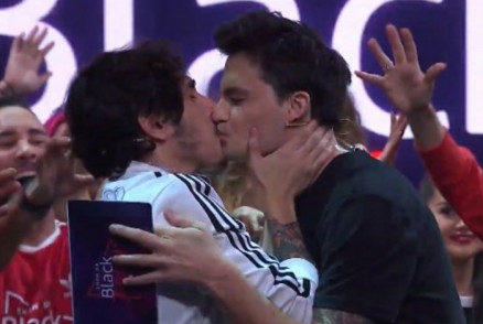 elipe Neto e Castanhari se beijam em live