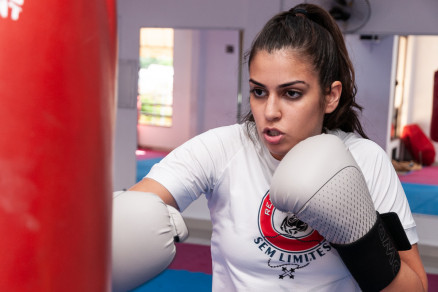 Camila entrou no kickboxing para ajudar sua irm e acabou se apaixonando pelo esporte