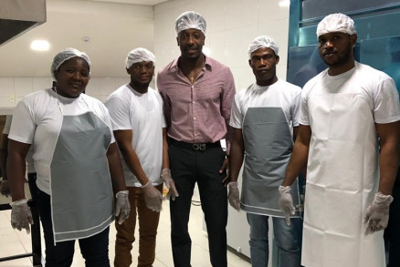 Richard e a sua equipe no restaurante caribenho no Centro de Cuiab�