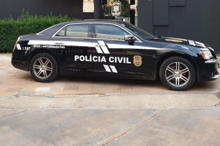 O Chrysler preto que havia sido apreendido em um imvel de Frederico Coutinho