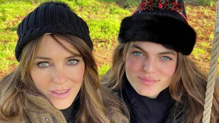 O filho de Elizabeth Hurley  identico a me, veja neste selfie de Natal 