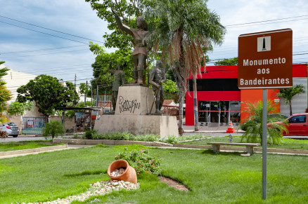 Monumento da Cidade, na Rua Coronel Escolstico, homenageia a figura do bandeirante, negro e ndio