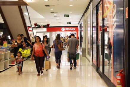 Lojas tero descontos de at 70% em calados, roupas, acessrios e outros