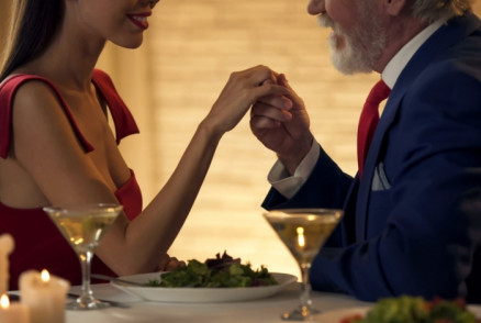 Depois de descobrir traio e terminar casamento, se relacionar com 'sugar daddies' foi sada para essa mulher pagar as dvidas
