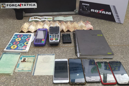 PM apreendeu mquinas de carto, celulares, folhas de cheques, entre outros objetos