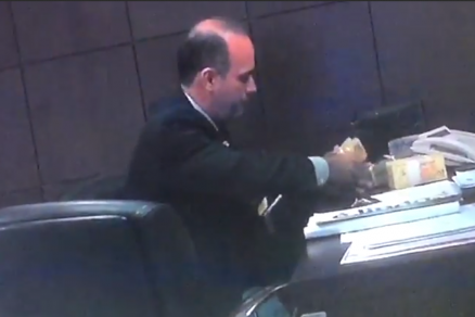 Carlos Ant�nio Azambuja foi filmado recebendo dinheiro no Pal�cio Paiagu�s