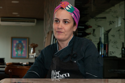 Carol Manhozo, que lidera a cozinha do restaurante Flor Negra h� quatro anos