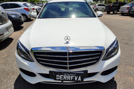 A Mercedes Benz C180 branca recuperada pelos policiais civis