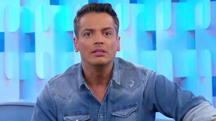 O apresentador Leo Dias avisou oficialmente nesta sexta (25) que est de sada do SBT.
