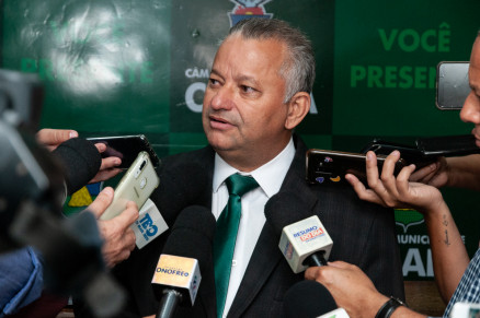 O presidente da Casa, Misael Galvo, que conduziu sesso que aumentou salrio de vereadores