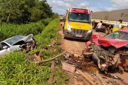 Golf e Corolla ficaram com a frente destru�da ap�s acidente