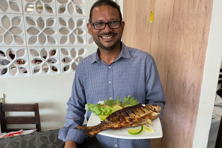 O empres�rio Joelson Venega, com o prato da casa