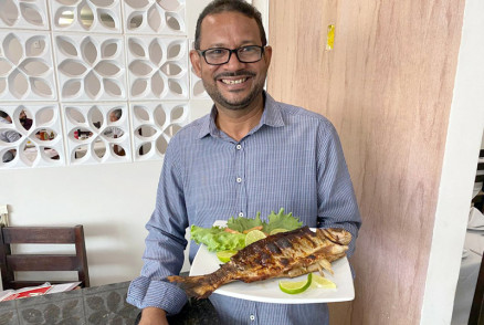 Joelson Venega, proprietrio da peixaria que leva seu nome