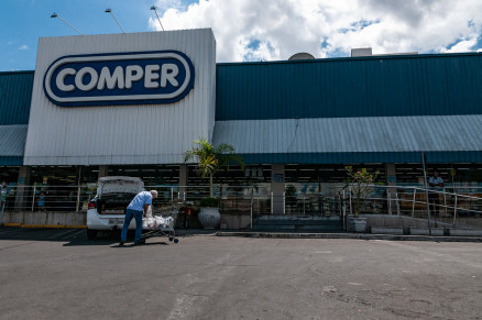 Fachada do Comper na Prainha, em Cuiab