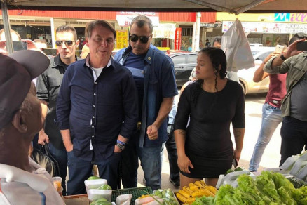 Bolsonaro faz giro por com�rcio de Bras�lia neste domingo