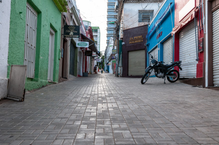 Rua vazia na regio central de Cuiab