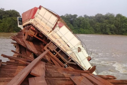 Parte da carga foi parar na gua aps ponte ceder