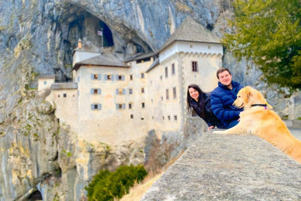 Casal e a cadela Lilo durante viagem pela Europa