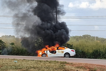O veculo ficou destrudo aps ser consumido pelo fogo