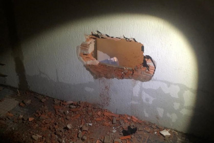 Buraco feito por bandidos para entrarem em ag�ncia do Banco do Brasil