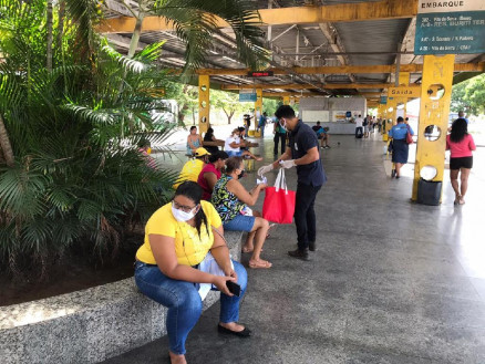 Entrega de mscaras  populao em Cuiab