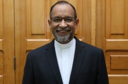 O padre Hermenegildo Conceio Silva, que assina nota do colgio