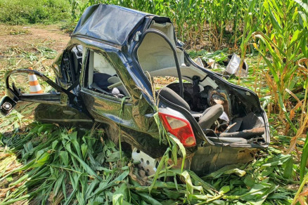 O carro em que estavam as irms ficou completamente destrudo