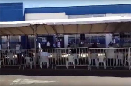 Tenda montada em frente  agncia da Caixa Econmica Federal em Tup