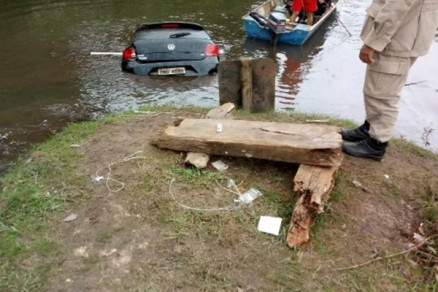 Bombeiros levaram 2h para retirar carro do rio.
