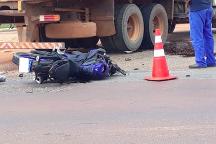 Carreta atingiu motocicleta ao sair de um posto de combust�vel