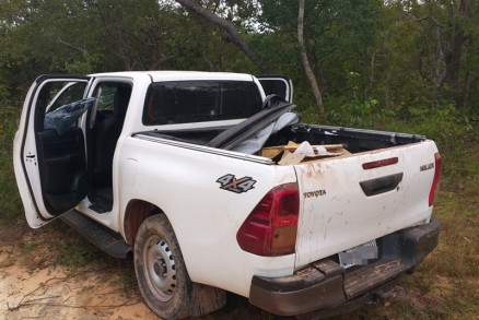 A Toyota Hilux foi recuperada pelos policiais militares