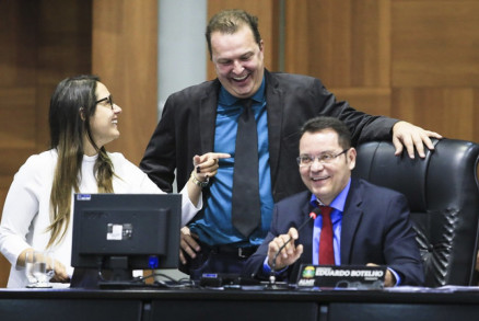 Os deputados Janaina Riva, Max Russi e Botelho, que foram reeleitos