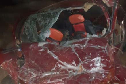 Carro de passeio ficou destrudo com o impacto da batida