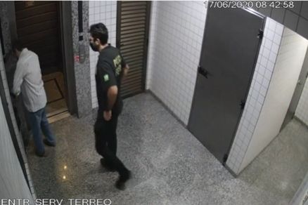 O conselheiro coloca os cheques na lixeira sem perceber a presena do policial