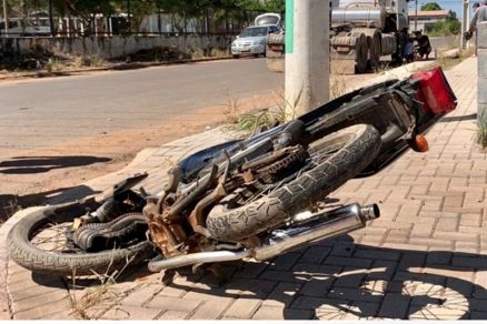 A moto atingida pelo caminh�o na manh� desta sexta em Sinop