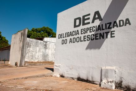 A fachada da Delegacia Especializada do Adolescente (DEA), que est investigando o caso