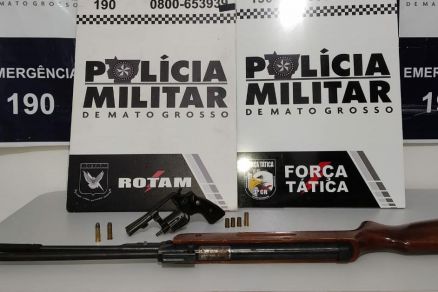 O armamento foi localizado dentro do quarto do suspeito