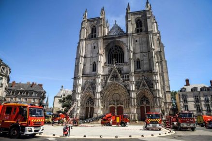 Catedral de Nantes, no oeste da Frana, foi incendiada h uma semana