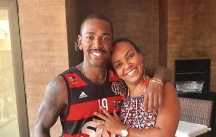 M�e de Nego do Borel se pronuncia sobre rela��o com cantor  