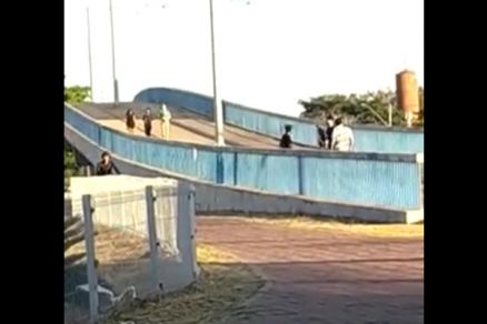 Grupo de adolescentes transforma trilhos do VLT em pista de skate