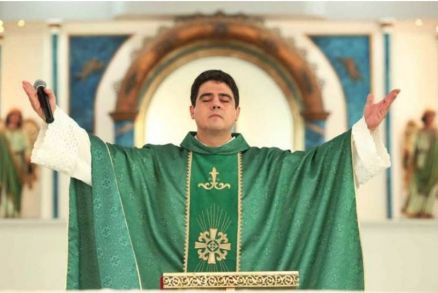O padre-celebridade Robson de Oliveira Pereira: alvo de denncia